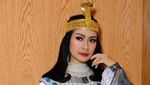 Potret Iis Dahlia Manis dengan Kumis Tipis yang Dicibir Netizen