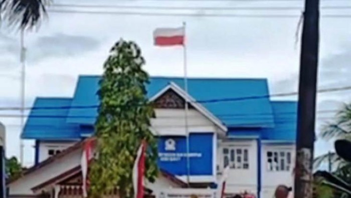 Insiden bendera merah putih terpasang terbalik di halaman Kantor di Aceh Barat yang terekam warga  (ANTARA/HO)