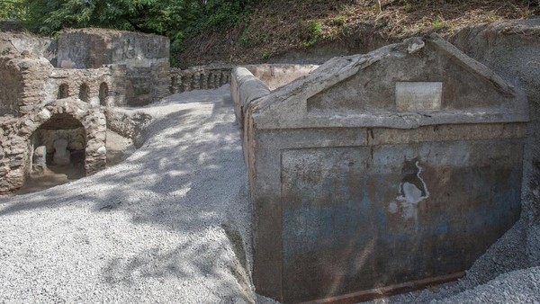 Sebuah prasasti makam menunjukkan bahwa pemiliknya, seorang budak yang dibebaskan bernama Marcus Venerius Secundio, membantu mengatur pertunjukan dalam bahasa Yunani di Pompeii. (AP/Alfio Giannotti)