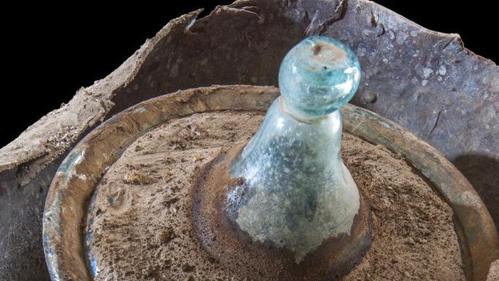 In this undated photo released by the Pompeii archeological park, a urn found in the necropolis of Porta Sarno, in an area not yet open to the public in the east of Pompeii’s urban center. Archaeologists in the ancient city of Pompeii have discovered a remarkably well-preserved skeleton during excavations that also shed light on the cultural life of the city before it was destroyed by a volcanic eruption in AD 79. The discovery is unusual since most adults were cremated at the time. (Alfio Giannotti/Pompeii Archeological Park via AP)