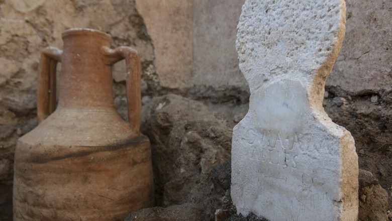 In this undated photo released by the Pompeii archeological park, a urn found in the necropolis of Porta Sarno, in an area not yet open to the public in the east of Pompeii’s urban center. Archaeologists in the ancient city of Pompeii have discovered a remarkably well-preserved skeleton during excavations that also shed light on the cultural life of the city before it was destroyed by a volcanic eruption in AD 79. The discovery is unusual since most adults were cremated at the time. (Alfio Giannotti/Pompeii Archeological Park via AP)