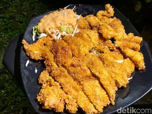 Jejepangan: Kriuk Gurih Chicken Katsu Jumbo di Warung Tenda Jepang