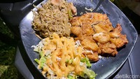 Selama masa PPKM ini, Jejepangan masih bisa makan di tempat hanya saja dibatasi sampai pukul 20.00. Setelah itu pengunjung masih bisa pesan untuk di take away atau makan di mobil. Foto: detikcom/Riska Fitria