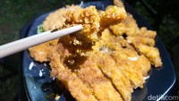 Seporsi Chicken Katsu dibanderol dengan harga Rp 37.000. Kemudian Chicken Katsunya disajikan dengan salad kol, wrotel, selada dan mayonaise. Foto: detikcom/Riska Fitria