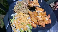 Kemudian, menu tersebut juga disajikan dengan salad sayuran dan mayonaise. Selain itu juga disajikan dengan yasaiitame atau tumisan toge. Foto: detikcom/Riska Fitria