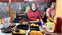 Tak disangka, meski masih terbilang baru warung tendanya kini selalu diantre. Revi dan Nugi belajar resep masakan Jepang dari Chef kapal pesiar yang masih satu keluarga dengan Revi.Foto: detikcom/Riska Fitria