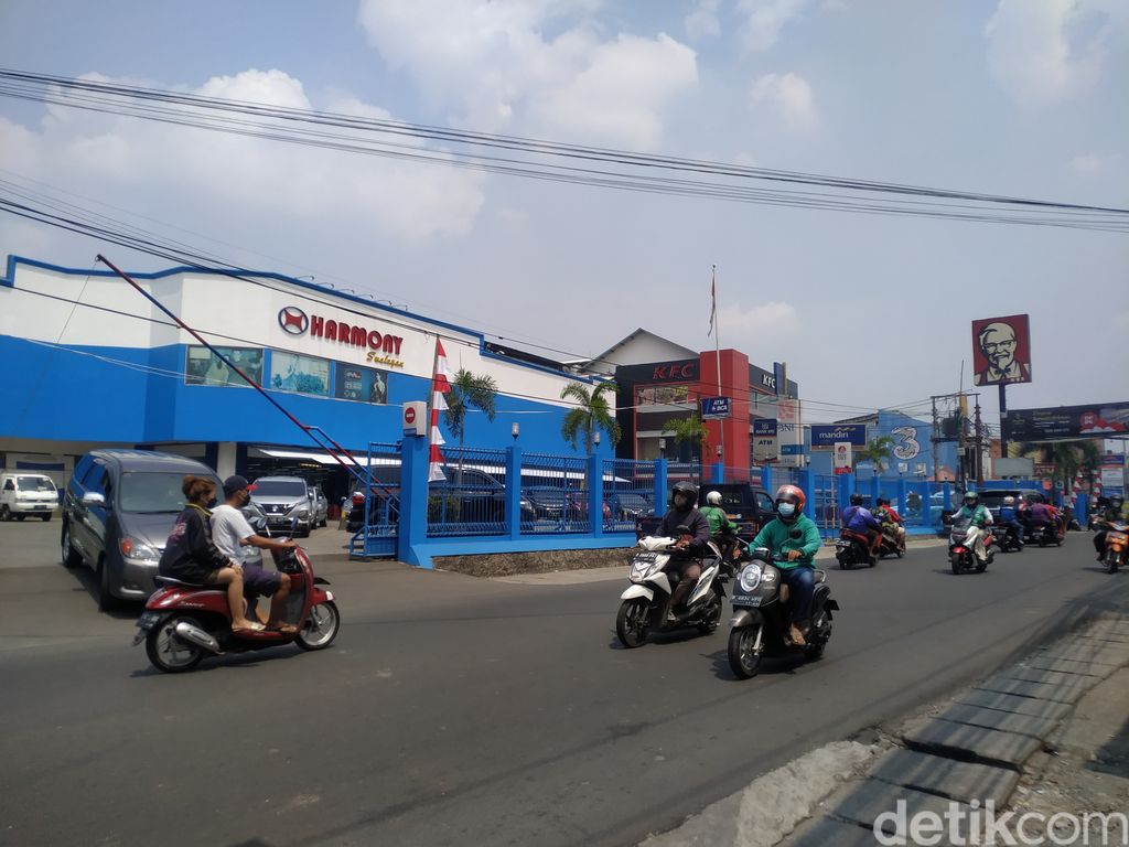 Kapolsek Pondok Aren, Kompol Riza Sativa, mengecek lokasi premanisme di Jl Ceger Raya,18 Agustus 2021. (Athika Rama/detikcom)