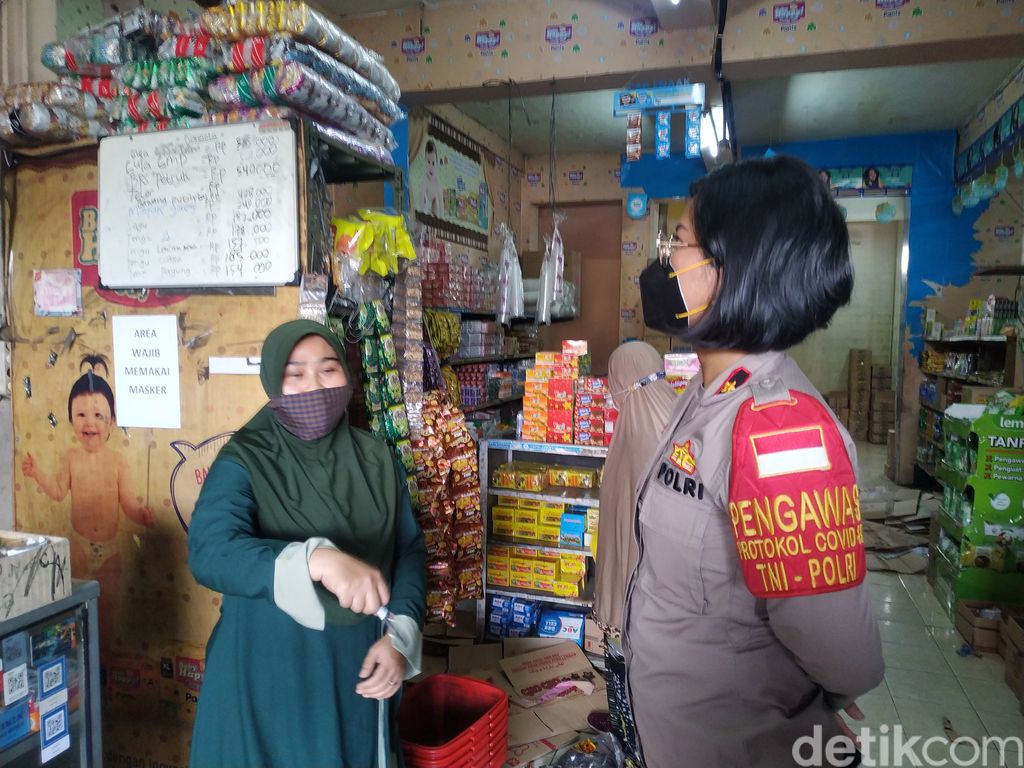 Kapolsek Pondok Aren, Kompol Riza Sativa, mengecek lokasi premanisme di Jl Ceger Raya,18 Agustus 2021. (Athika Rama/detikcom)