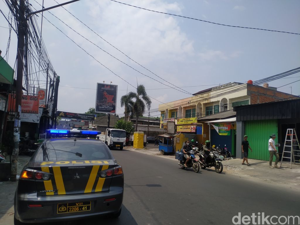 Kapolsek Pondok Aren, Kompol Riza Sativa, mengecek lokasi premanisme di Jl Ceger Raya,18 Agustus 2021. (Athika Rama/detikcom)