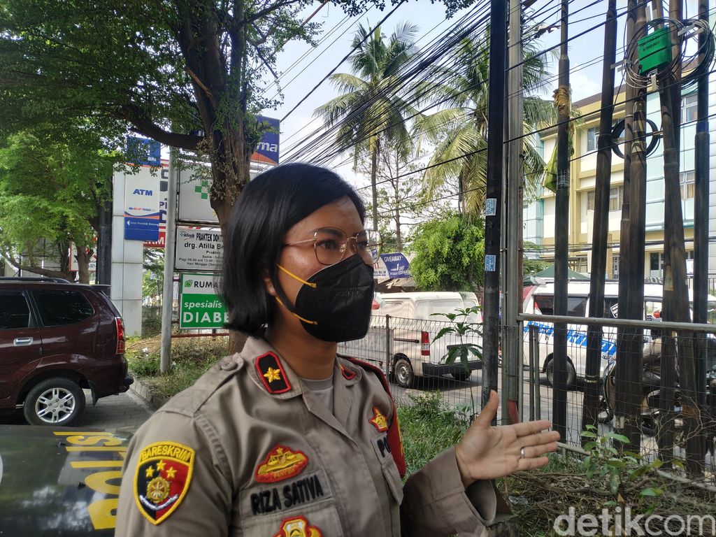 Kapolsek Pondok Aren, Kompol Riza Sativa, mengecek lokasi premanisme di Jl Ceger Raya,18 Agustus 2021. (Athika Rama/detikcom)