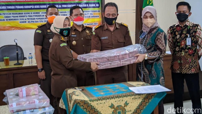 Kejari Ponorogo mengembalikan uang sitaan