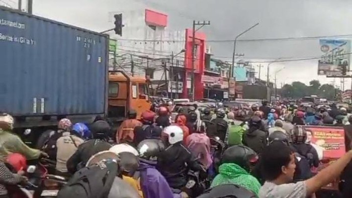 Kemacetan di Kampung Lalang (screenshot video Intagram)