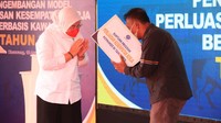 Penyerahan SK penetapan Program Perluasan Kesempatan Kerja secara Simbolis oleh Dirjen Pembinaan Penempatan Tenaga Kerja dan Perluasan Kesempatan Kerja, Drs. Suhartono kepada Perwakilan Kelompok. Kemenaker RI Dr.Hj. Ida Fauziyah M.Si saat memberikan simbolisasi bantuan kepada kelompok petani