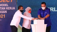 Kemenaker RI Ida Fauziyah didampingi Rektor IPB  dan Dirjen Pembinaan Penempatan Tenaga Kerja dan Perluasan Kesempatan Kerja, Drs. Suharto saat Kick Off Project Pengembangan Model Perluasan Kesempatan Kerja Berbasis Kawasan di lima titik yang dilakukan di Telukjambe, Karawang, Jawa Barat.