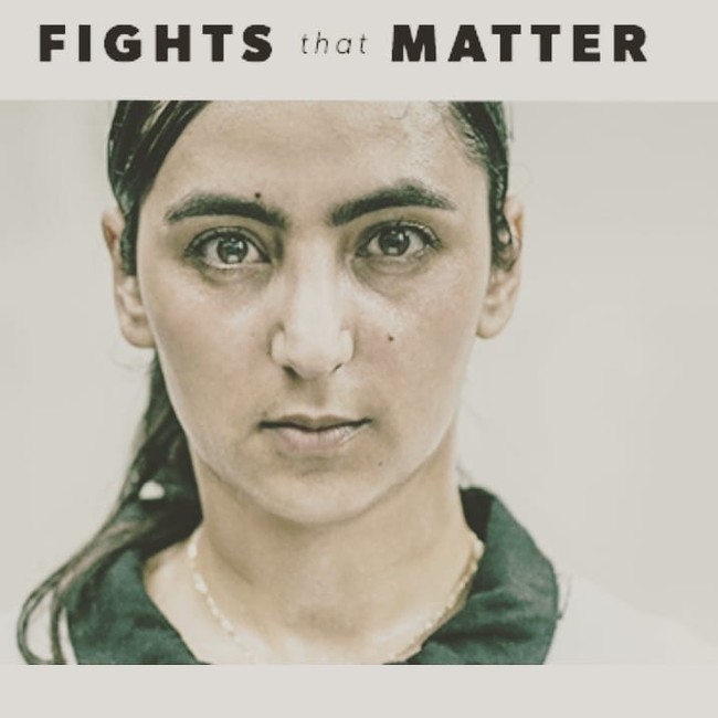 Khalida membantu membentuk timnas bola wanita pertama Afghanistan di 2017. Kami sangat bangga menggunakan jersey. Itu adalah perasaan terbahagia, terbaik, kata wanita 34 tahun ini. Foto: Instagram @khalidagirlpower