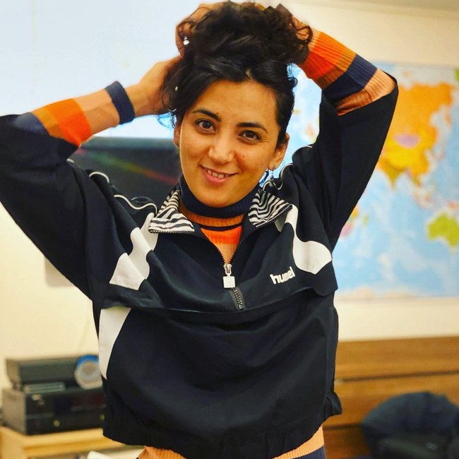 Mengawali karier sebagai pemain bola, kini Khalida Popal yang mendapat suaka di Denmark sejak 2016 lebih aktif sebagai pendiri dan sutradara dari berbagai organisasi terkait sepak bola dan pemberdayaan anak jalanan juga pengungsi. Baru-baru ini, ia mengungkap ketakutannya bahwa Taliban akan menyerang para anggota timnas bola dan berusaha menghancurkan sejarah mereka. Foto: Instagram @khalidagirlpower