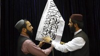 Kelompok Taliban yang kini menguasai Afghanistan, secara resmi mengganti bendera nasional negara itu dengan bendera Emirat Islam yang selama ini mereka gunakan. Seperti dilansir media Rusia, Sputnik News, Senin (21/3/2022), aturan soal bendera itu diatur dalam dekrit terbaru yang dirilis otoritas Taliban pada Minggu (20/3) waktu setempat. (AP Photo)