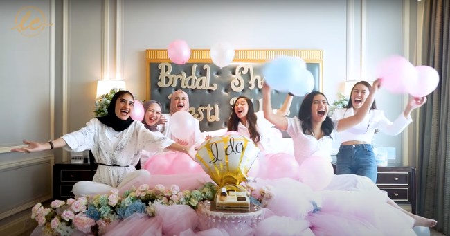 Beberapa sahabat-sahabat Lesti, seperti Melody, Rani DA, Salshadilla Juwita, hingga Margin Wieeherm pun tampak sibuk mempersiapkan acara bridal shower tersebut sambil menunggu Lesti Kejora datang. Keenam sahabatnya itu tampak menghias tempat tidur hotel dengan tulisan Bridal Shower Lesti Billar dan memenuhinya dengan balon berwarna merah muda. Foto: YouTube/LESTI CHANNEL