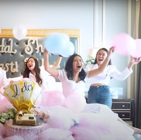 Beberapa sahabat-sahabat Lesti, seperti Melody, Rani DA, Salshadilla Juwita, hingga Margin Wieeherm pun tampak sibuk mempersiapkan acara bridal shower tersebut sambil menunggu Lesti Kejora datang. Keenam sahabatnya itu tampak menghias tempat tidur hotel dengan tulisan Bridal Shower Lesti Billar dan memenuhinya dengan balon berwarna merah muda. Foto: YouTube/LESTI CHANNEL