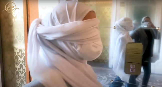 Ketika sampai di lokasi acara bridal shower, mata Lesti Kejora tampak ditutup menggunakan sebuah kain putih. Lesti pun harus berjalan dengan dituntun oleh sahabatnya. Foto: YouTube/LESTI CHANNEL