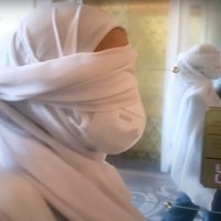 Ketika sampai di lokasi acara bridal shower, mata Lesti Kejora tampak ditutup menggunakan sebuah kain putih. Lesti pun harus berjalan dengan dituntun oleh sahabatnya. Foto: YouTube/LESTI CHANNEL
