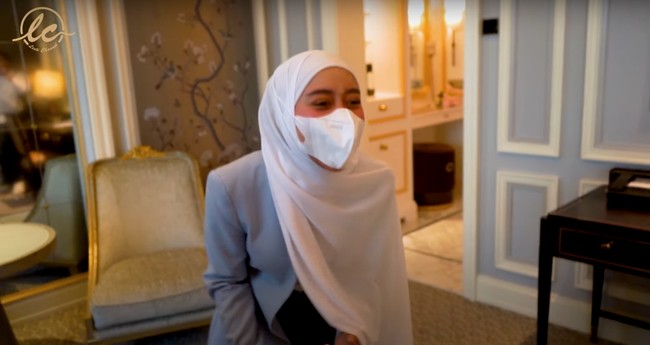 Usai sampai di kamar hotel, penutup mata Lesti pun ditanggalkan. Melihat para sahabatnya sudah berada di dalam kamar hotel dan memberikan kejutan bridal shower untuknya, Lesti pun tampak terkejut sekaligus bahagia. Foto: YouTube/LESTI CHANNEL