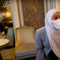 Usai sampai di kamar hotel, penutup mata Lesti pun ditanggalkan. Melihat para sahabatnya sudah berada di dalam kamar hotel dan memberikan kejutan bridal shower untuknya, Lesti pun tampak terkejut sekaligus bahagia. Foto: YouTube/LESTI CHANNEL