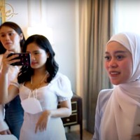 Rupanya tak hanya sebagai bridal shower, acara itu pun bertujuan untuk memberi kejutan ulang tahun Lesti yang sempat tertunda. Tampak sebuah kue yang sudah dilengkapi dengan lilin yang telah dipersiapkan oleh sahabat-sahabat Lesti tersebut. Foto: YouTube/LESTI CHANNEL