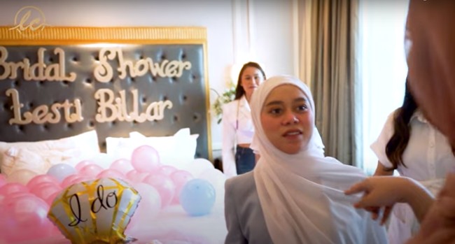 Sebelumnya Lesti Kejora dan Rizky Billar sendiri diketahui telah menggelar prosesi pengajian hingga upacara adat Balacuik Malapeh Bujang. Rencananya, akad nikah Lesti dan Rizky akan diadakan pada 19 Agustus 2021. Foto: YouTube/LESTI CHANNEL
