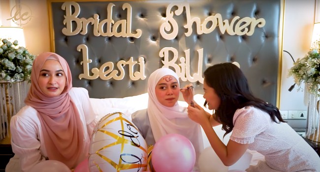 Seperti acara bridal shower pada umumnya, wajah Lesti pun tampak dicorat-coret oleh para sahabatnya dengan menggunakan lipstik. Lesti pun hanya bisa pasrah melihat wajahnya digambar oleh para sahabatnya. Foto: YouTube/LESTI CHANNEL