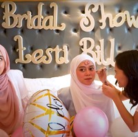 Seperti acara bridal shower pada umumnya, wajah Lesti pun tampak dicorat-coret oleh para sahabatnya dengan menggunakan lipstik. Lesti pun hanya bisa pasrah melihat wajahnya digambar oleh para sahabatnya. Foto: YouTube/LESTI CHANNEL