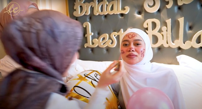 Satu per satu sahabat Lesti tampak bertukaran menggambari wajahnya. Ada yang memberikan gambar hati, bibir, hingga menggambari bibirnya agar terlihat lebih besar. Foto: YouTube/LESTI CHANNEL