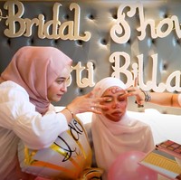 Tak puas dengan hanya menggunakan lipstik, para sahabatnya itu rupanya juga telah mempersiapkan eyeshadow palette untuk mewarnai kelopak mata Lesti. Kelopak mata Lesti pun diberikan warna yang berbeda, merah muda untuk di sebelah kiri dan kuning untuk sebelah kanan. Foto: YouTube/LESTI CHANNEL