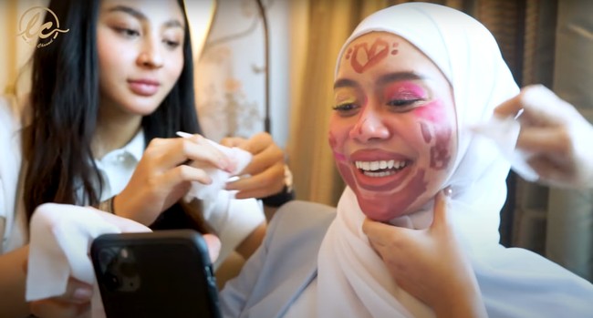 Usai mencoret-coret wajah Lesti Kejora, para sahabatnya pun membantu untuk membersihkan wajah Lesti. Dan setelahnya acara ditutup dengan bincang-bincang antara Lesti dan para sahabat-sahabatnya. Foto: YouTube/LESTI CHANNEL