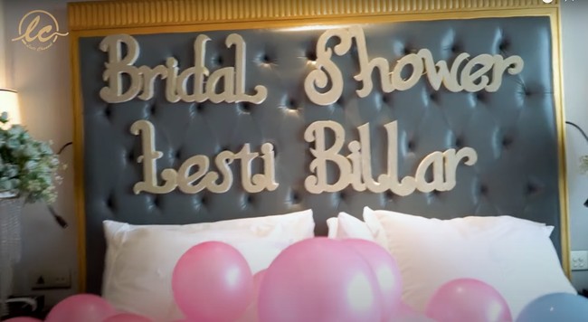 Lesti Kejora dan Rizky akan segera mengubah statusnya menjadi pasangan suami istri. Namun sebelum momen bahagia pernikahannya, beberapa sahabat tampak memberikan kejutan bridal shower khusus untuk Lesti Kejora. Kejutan tersebut pun digelar di salah satu hotel mewah. Foto: YouTube/LESTI CHANNEL
