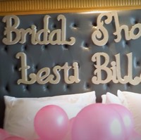 Lesti Kejora dan Rizky akan segera mengubah statusnya menjadi pasangan suami istri. Namun sebelum momen bahagia pernikahannya, beberapa sahabat tampak memberikan kejutan bridal shower khusus untuk Lesti Kejora. Kejutan tersebut pun digelar di salah satu hotel mewah. Foto: YouTube/LESTI CHANNEL