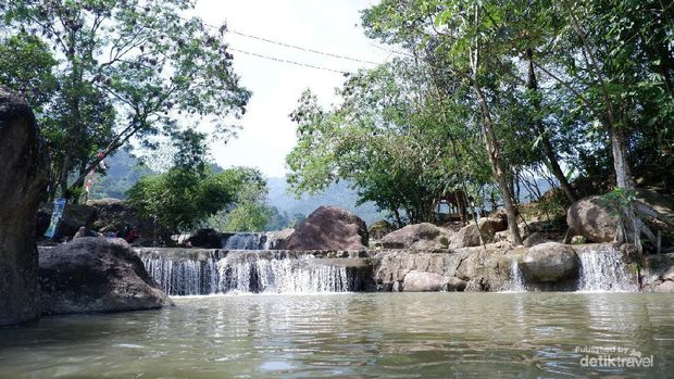 Leuwi Pangaduan, Hidden Gem Sentul yang Menyegarkan Air terjun rendah yang menyegarkan pikiran.
