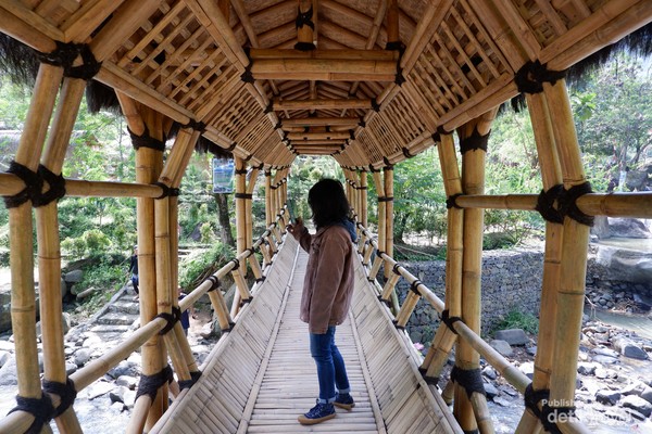 Jembatan bambu yang artistik menuju Leuwi Pangaduan.