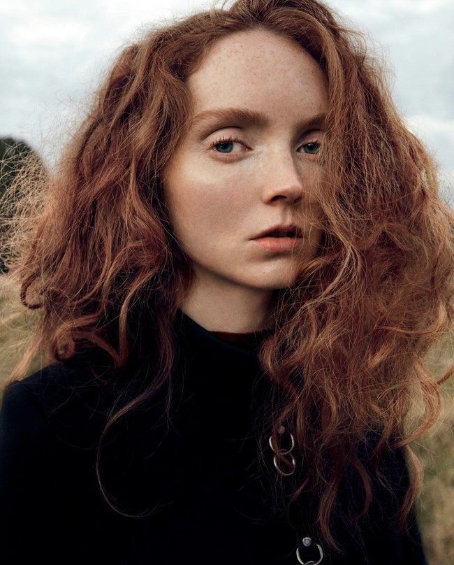 “Hatiku hancur membaca tentang apa yang terjadi di Afghanistan saat ini, dan tengah mencari organisasi di lapangan yang dapat aku bantu,” tulisnya. Lily kemudian membagikan situs di mana followers-nya dapat menyumbang untuk membantu wanita Afghanistan. Foto: dok. Instagram lilycole