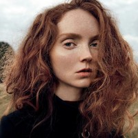 “Hatiku hancur membaca tentang apa yang terjadi di Afghanistan saat ini, dan tengah mencari organisasi di lapangan yang dapat aku bantu,” tulisnya. Lily kemudian membagikan situs di mana followers-nya dapat menyumbang untuk membantu wanita Afghanistan. Foto: dok. Instagram lilycole