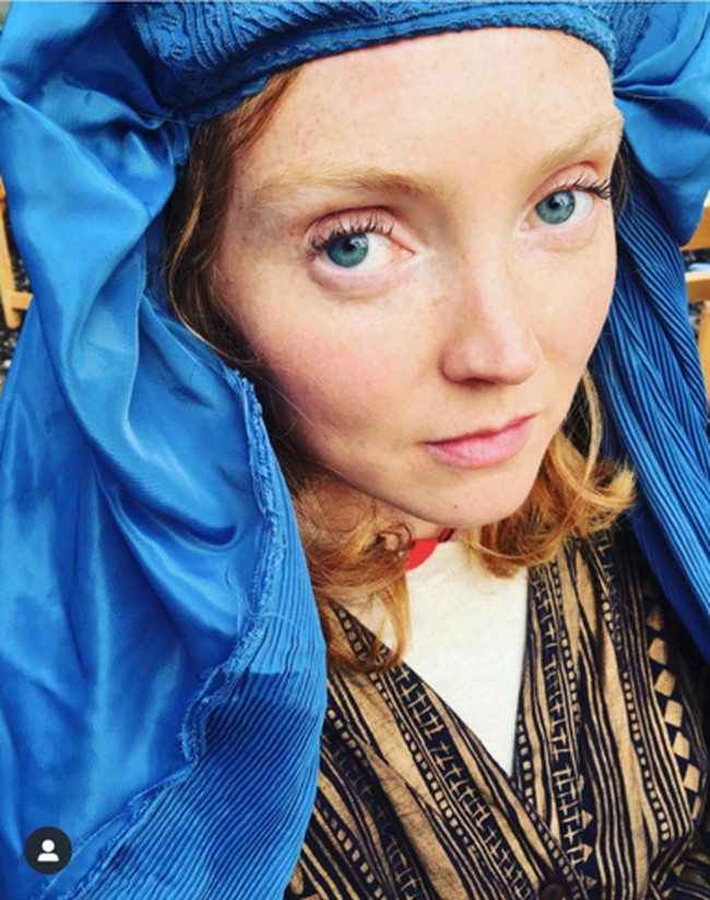 Pada Selasa (17/8/2021), Lily Cole mengungkap fotonya mengenakan burqa sudah lama diambil. Model berumur 33 tahun itu dipinjamkan burqa oleh seorang teman dan mengaku telah melakukan kesalahan, dengan memperlihatkan wajahnya saat mengenakan burqa. Foto: dok. Instagram lilycole