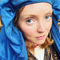 Pada Selasa (17/8/2021), Lily Cole mengungkap fotonya mengenakan burqa sudah lama diambil. Model berumur 33 tahun itu dipinjamkan burqa oleh seorang teman dan mengaku telah melakukan kesalahan, dengan memperlihatkan wajahnya saat mengenakan burqa. Foto: dok. Instagram lilycole