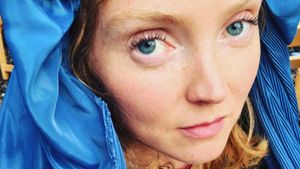 8 Foto Lily Cole, Model Dikritik Pakai Burqa Saat Taliban Kuasai Afghanistan
