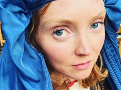 8 Foto Lily Cole, Model Dikritik Pakai Burqa Saat Taliban Kuasai Afghanistan