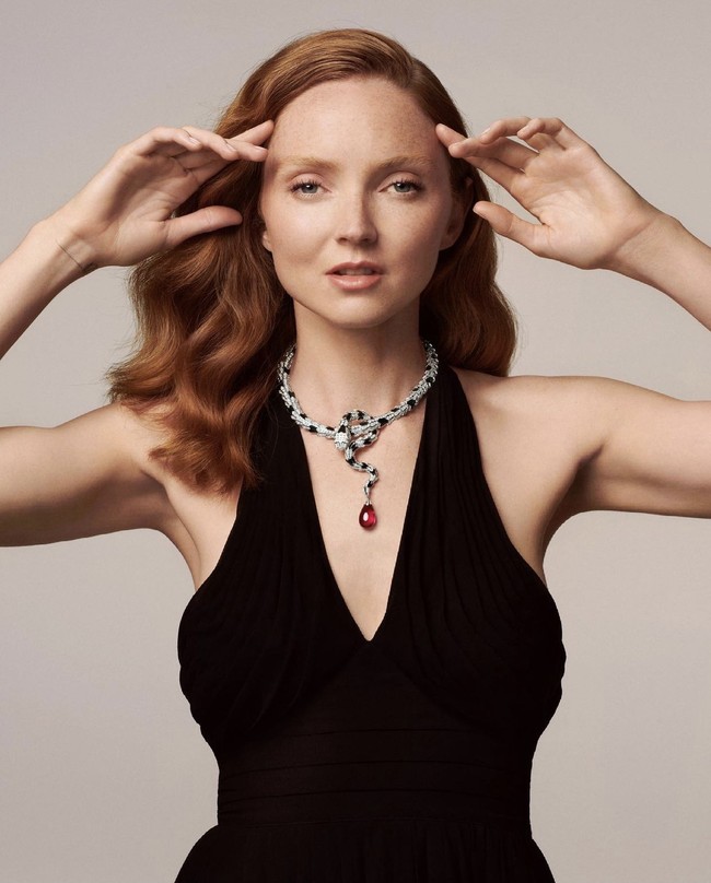 Model asal Inggris, Lily Cole mendapat kritik lantaran mengunggah foto mengenakan burqa untuk mempromosikan bukunya. Ia mengaku belum mengetahui situasi Afghanistan yang kembali dikuasai Taliban, dan wanita Afghanistan dipaksa mengenakan burqa. Foto: dok. Instagram lilycole