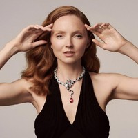 Model asal Inggris, Lily Cole mendapat kritik lantaran mengunggah foto mengenakan burqa untuk mempromosikan bukunya. Ia mengaku belum mengetahui situasi Afghanistan yang kembali dikuasai Taliban, dan wanita Afghanistan dipaksa mengenakan burqa. Foto: dok. Instagram lilycole