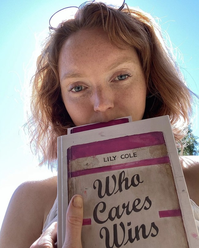 Dalam keterangan fotonya mengenakan burqa, Lily Cole mengajak 95 ribu pengikut Instagram-nya untuk “merangkul keberagaman.” Ia mengumumkan buku barunya tentang perubahan iklim ‘Who Cares Wins: How to Protect the Planet You Love’ sudah terbit. Foto: dok. Instagram lilycole