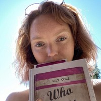 Dalam keterangan fotonya mengenakan burqa, Lily Cole mengajak 95 ribu pengikut Instagram-nya untuk “merangkul keberagaman.” Ia mengumumkan buku barunya tentang perubahan iklim ‘Who Cares Wins: How to Protect the Planet You Love’ sudah terbit. Foto: dok. Instagram lilycole