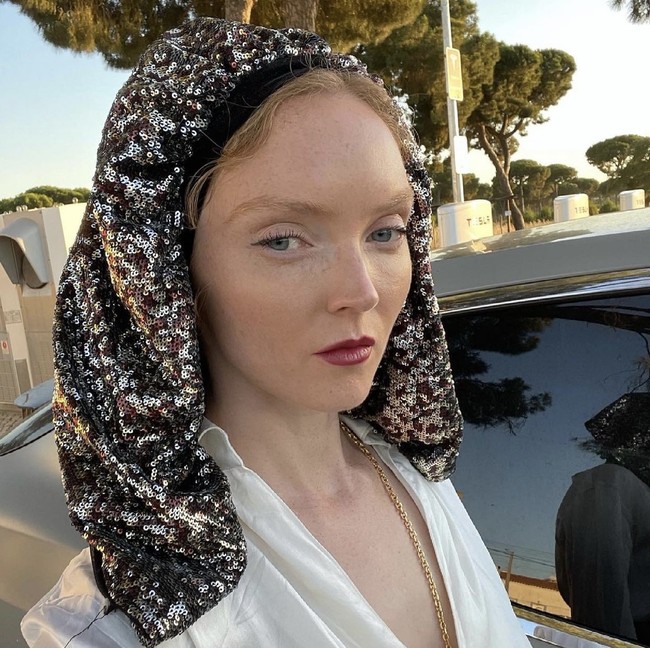Bintang film Star Wars: The Last Jedi itu dituduh telah melakukan cultural appropriation dan menempatkan Instagram sebagai kepentingan di atas nasib warga Afghanistan. Lily Cole langsung menghapus unggahan fotonya dan meminta maaf. Foto: dok. Instagram lilycole