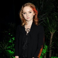 Sebelum menghapus unggahannya, Lily Cole mendapat kecaman keras dari jurnalis The Times, Janice Turner dan aktivis Caroline Criado-Perez. Unggahan fotonya mengenakan burqa untuk mempromosikan buku perubahan iklim dinilai tak masuk akal dan berhubungan. Foto: dok. W Magazine